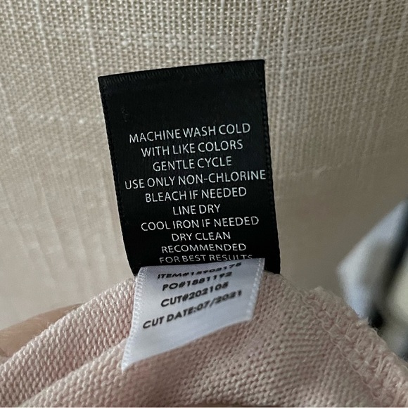 Torrid super soft light pink plush pocket cowl neck shirt Never worn Size 0 - Picture 5 of 5